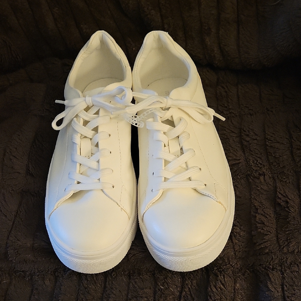NWOT MADDEN GIRL WHITE KITTEN SNEAKERS SIZE 8